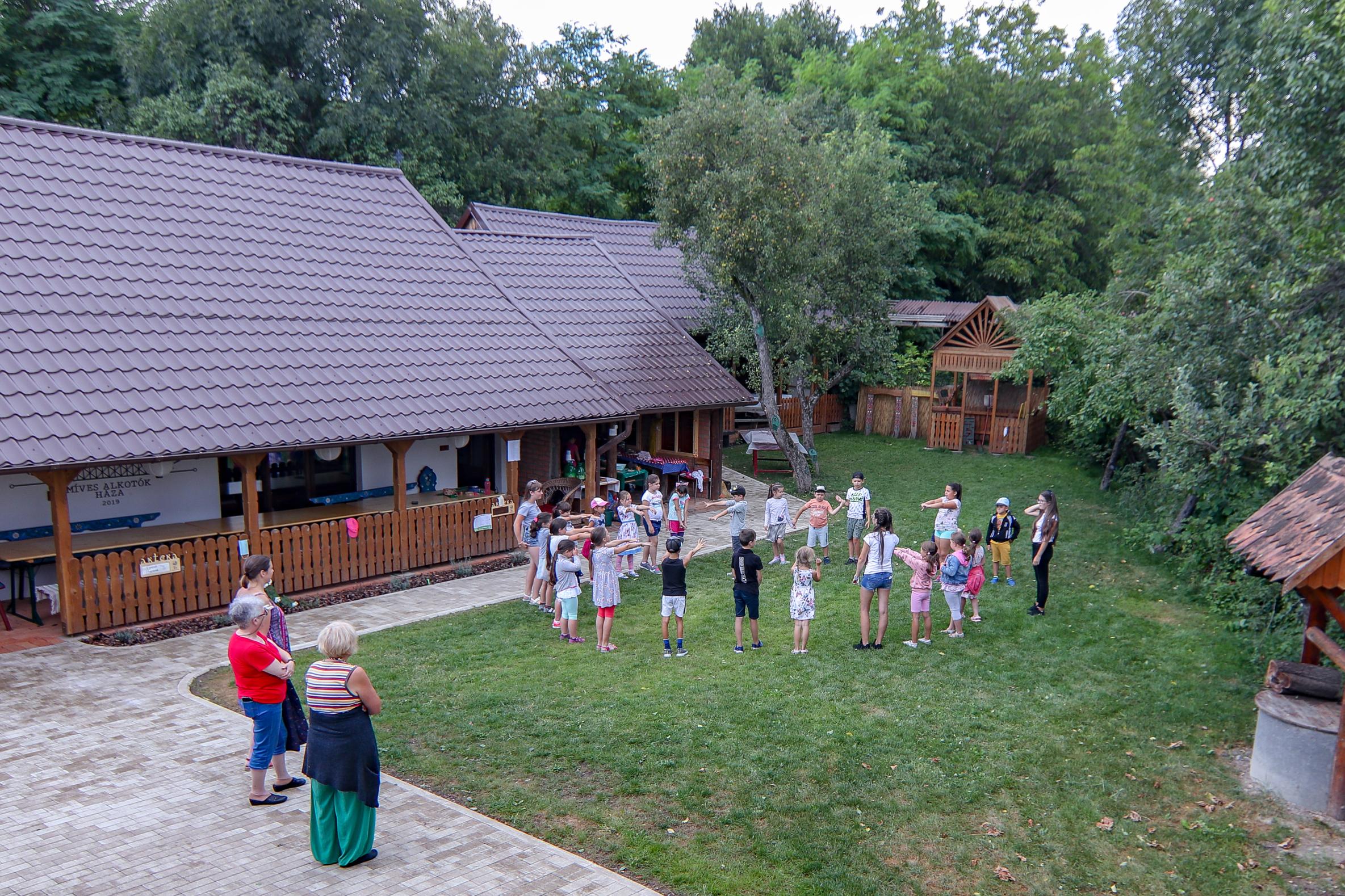 002 nepi jatek a Mesefaluban