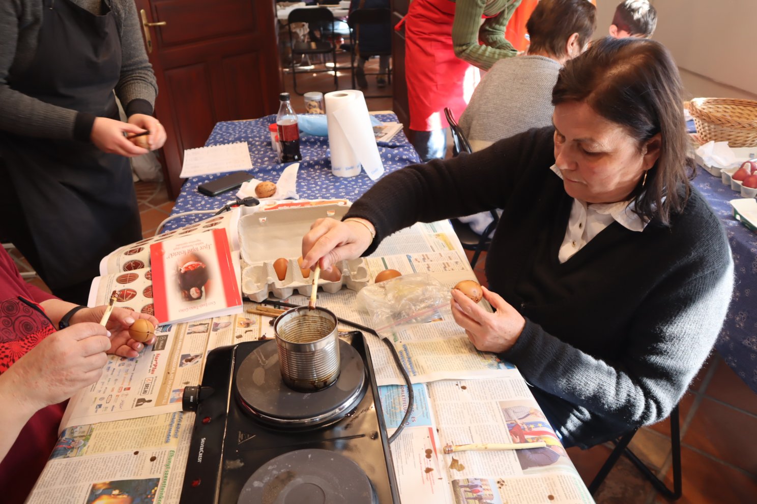 Tojásirás   a Diósgyőri Népi Kézműves Alkotóházbanb