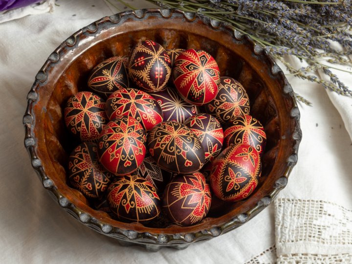 Jókainé Gombosi Beatrix népi iparművész, gyimesi mintákb